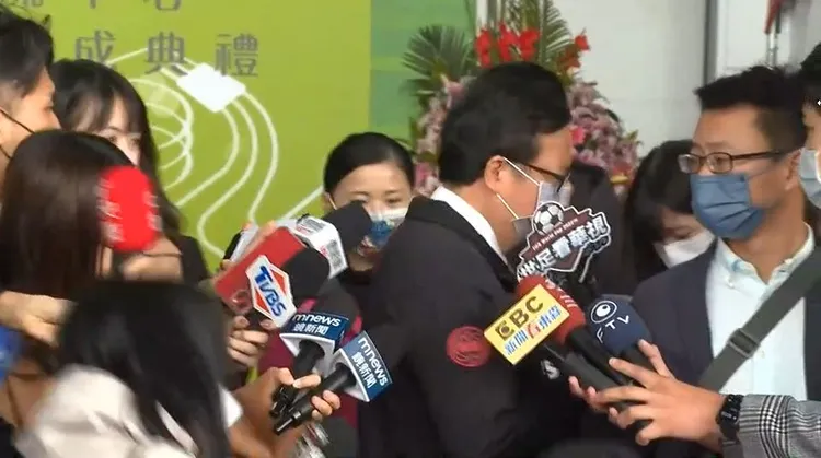 鄭文燦被問到台大碩士論文案時掉頭就走。翻攝畫面