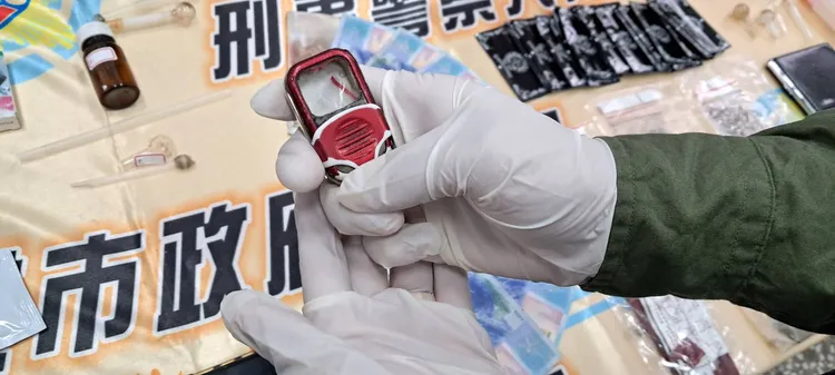 警方發現陳男把遙控器掏空，內藏安非他命。讀者提供