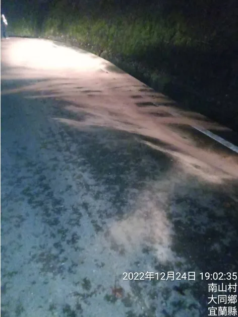 公路總局第四區養護工程處獨立山工務段人員，已在現場排除路肩結冰並舖設木屑。公路總局提供