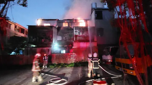駭人！台南永康透天厝烈焰吞噬　連燒一整排鐵皮頂樓！毀3戶