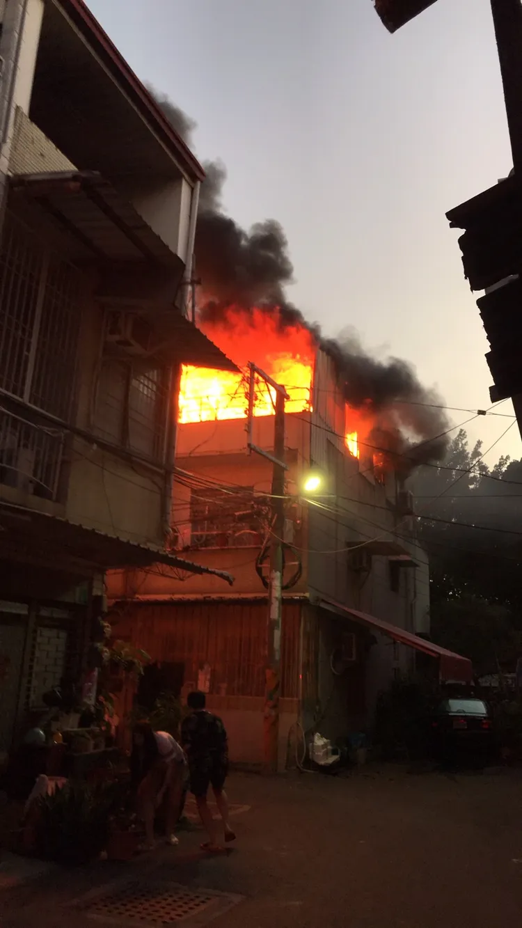 火勢一發不可失收拾，連燒五戶屋宅。讀者提供