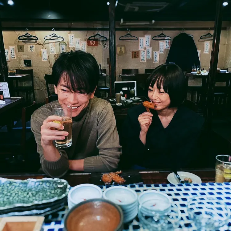 戲中在居酒屋度過開心時光。翻攝hyakumankai_tbs IG