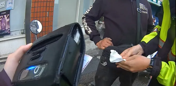 警員在汪男口袋中找到安非他命。淡水警分局提供