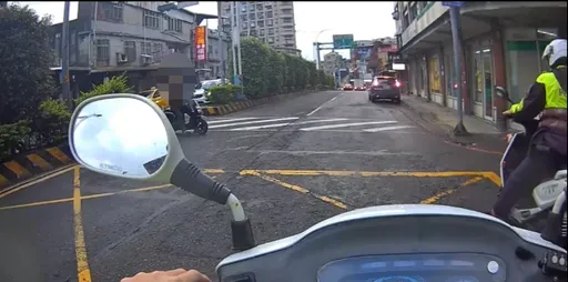 違規穿越斑馬線遭攔查　男騎士情急說出這句話！警搜出毒品逮人