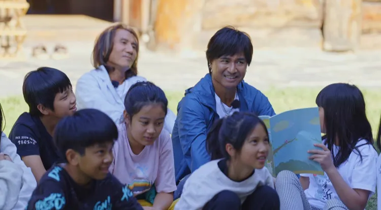 製作單位安排尤秋興（左）、顏志琳上小學，嘗試2人不擅長的舞蹈、英語、體育課等。三立提供