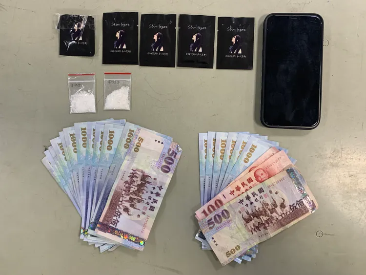警方當場查獲毒品及交易現金。讀者提供