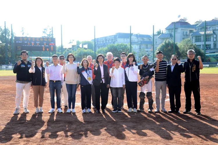 盧秀燕跟WBSC U12壘球世界盃各國與會代表合影。曾雪蒨攝