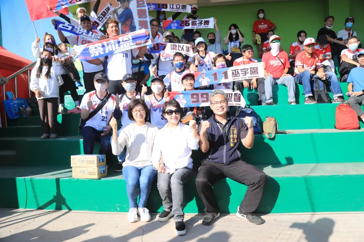 盧秀燕到看台上跟各隊啦啦隊合影，一起幫中華隊加油。曾雪蒨攝