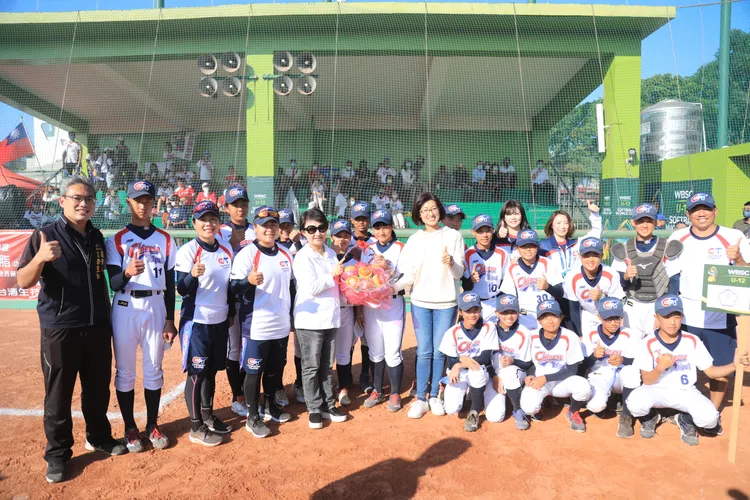 盧秀燕送給中華隊小將一大籃水果幫他們補充維他命c。曾雪蒨攝