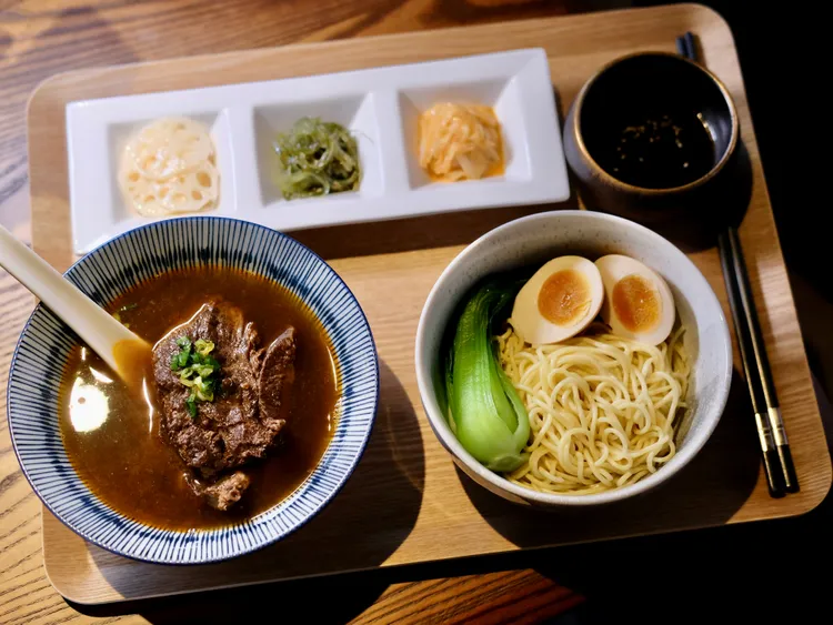 5款風味麵食中的「紅燒大塊牛肉麵」，一麵多吃，可配著牛肉湯也可當做沾麵沾佐特製醬汁，味道香濃。葉盛耀攝