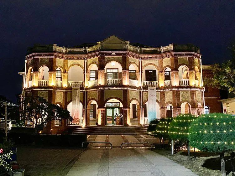 入夜後的台南知事官邸生活館，又有另外一種美。葉盛耀攝