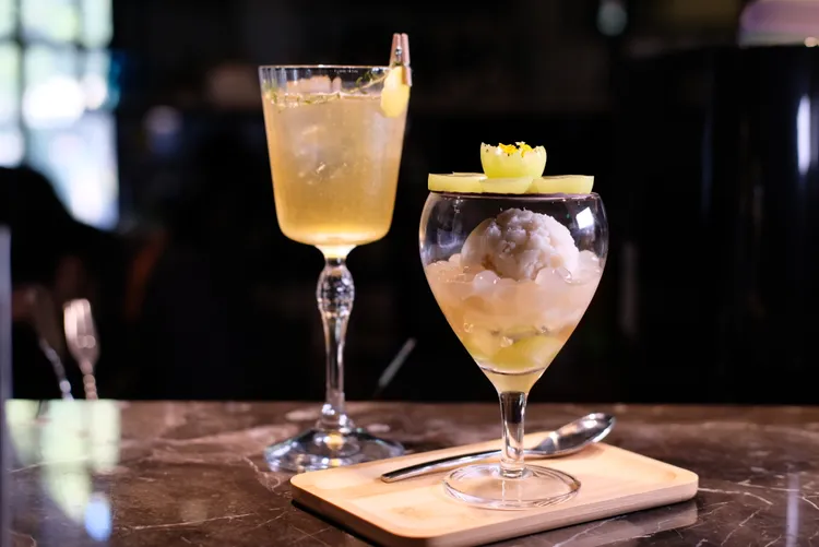 忘憂微醺麝香葡萄聖代匯聚麝香葡萄、忘憂珍珠、荔枝桂花冰淇淋；配上氣泡茶香調酒，整體顯現清雅爽口。葉盛耀攝