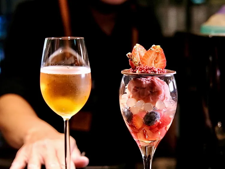 草莓忘憂聖代裡頭有晶凍、忘憂珍珠、草莓冰淇淋與大量草莓等綜合莓果；佐配上玫瑰梅酒high ball，是個酸甜可人的組合。葉盛耀攝