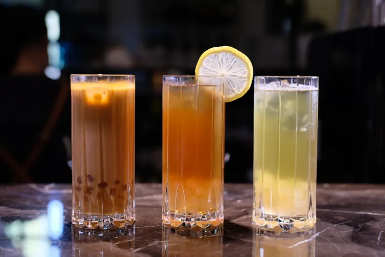 不同於坊間的茶款，這裡有泰式奶茶(左起)、凍檸茶、不知春烏龍茶，且都可加入忘憂珍珠。葉盛耀攝