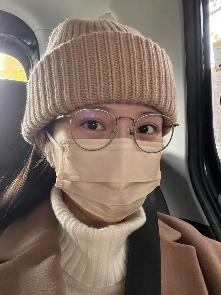 雖是素顏仍看得出她的好膚質，網友分誇她好像大學生；不過也有人說減齡太多根本認不出是雞排妹。引自鄭家純臉書