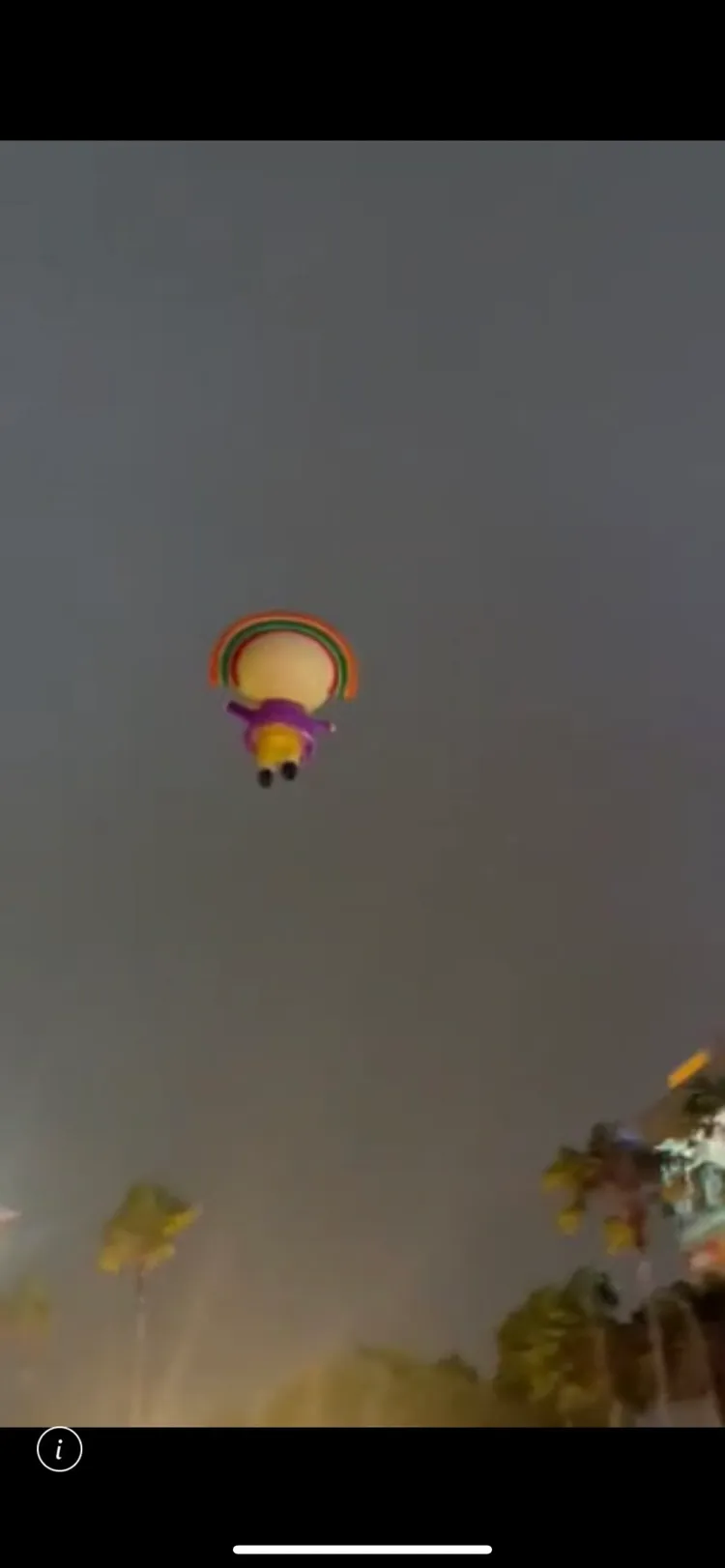 「OPEN！大氣球遊行」今下午才在高雄夢時代前舉行（下），晚間OPEN小將大氣球即隨風飛走了。翻攝自臉書路上觀察學院