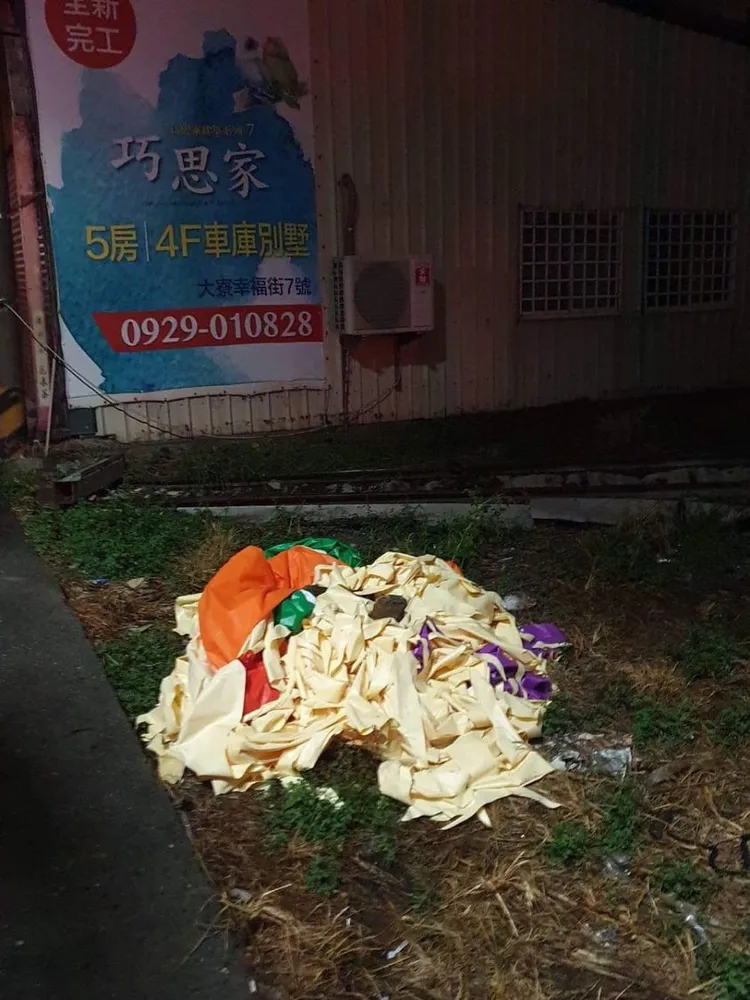 OPEN小將氣球今晚八點多，在距離夢時代17公里遠外的大寮街被發現，已消風、癱軟成一坨。翻攝臉書高雄點