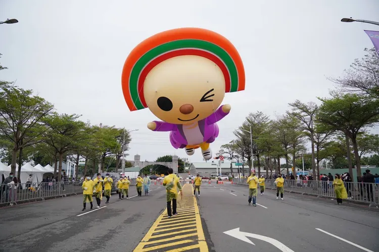 「OPEN！大氣球遊行」今下午才在高雄夢時代前舉行。讀者提供