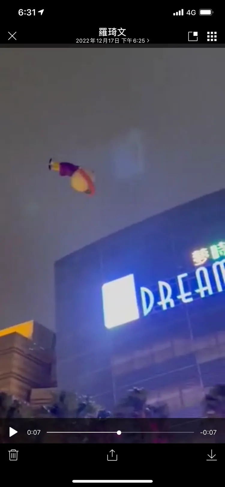 「OPEN！大氣球遊行」今下午才在高雄夢時代前舉行（下），晚間OPEN小將大氣球即隨風飛走了。翻攝自臉書路上觀察學院