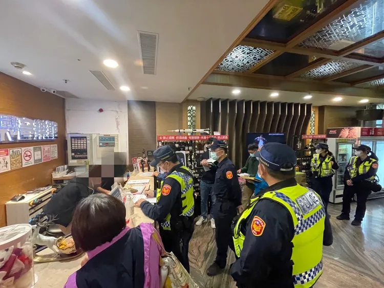 警方出動大批人力，針對八大行業實施臨檢。警方提供