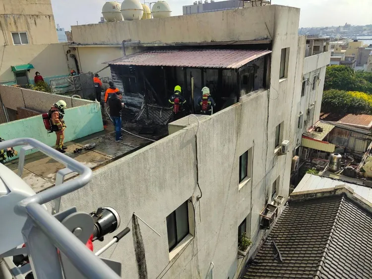 燃燒掉落的木構件就恰落在傻愛莊歷史建物的瓦片屋頂上，還好未釀災。警消提供