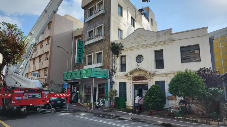 險遭波及的傻愛莊，原址是馬公合昌建材行，在2003年底指定登錄為歷史建築物。許逸民攝