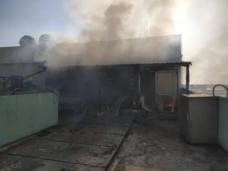 燃燒的加蓋鐵皮木構造倉庫。警消提供