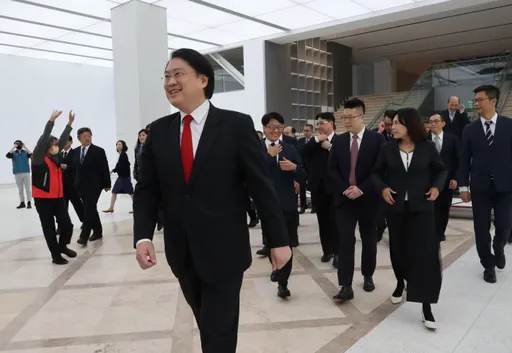 基隆市府團隊拍畢業照　林右昌離任在即！他最心繫「這件事」