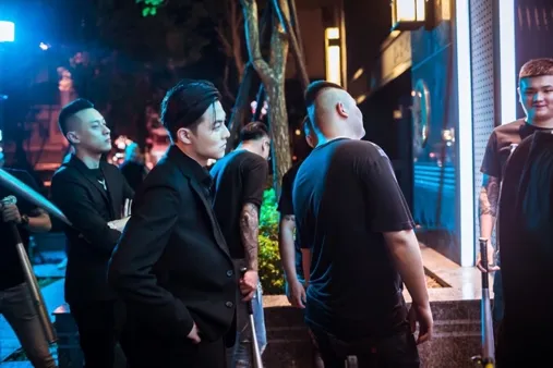 王子顛覆陽光形象叼菸露邪氣 率黑衣兄弟砸店驚悚畫面曝光