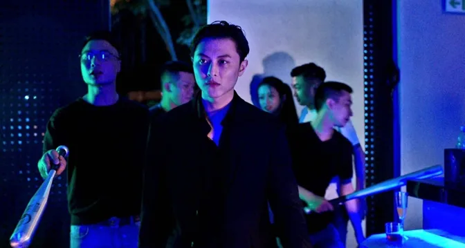 王子叼著菸率領一票黑衣兄弟登場。禾力文創提供
