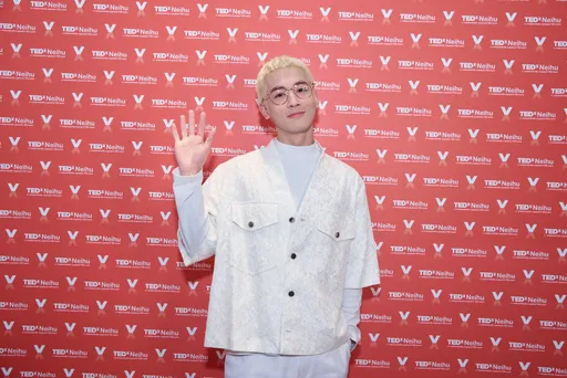 小樂TED開講初登場雙腳狂抖　揭父母離異傷痛隔18年和乾媽重逢