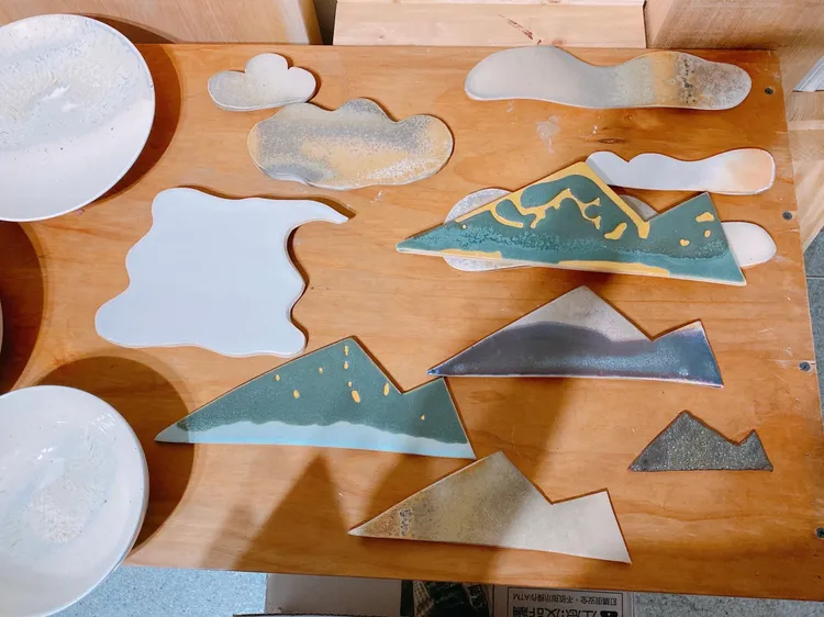 布萊恩以宜蘭採集到的泥土，並以龜山島、蘭陽平原等景致做為創作靈感，進行各式陶藝創作。移民署提供