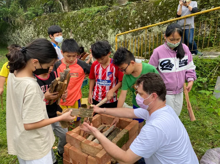 落腳宜蘭頭城的布萊恩，在大里國小開班授課，教導小學生從採土、親近大自然，製作出自己所喜愛的陶藝作品。移民署提供