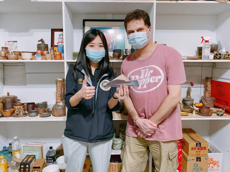 宜蘭縣服務站主任簡玉屏與美國俄亥俄州的陶藝家布萊恩‧米薩維奇。移民署提供