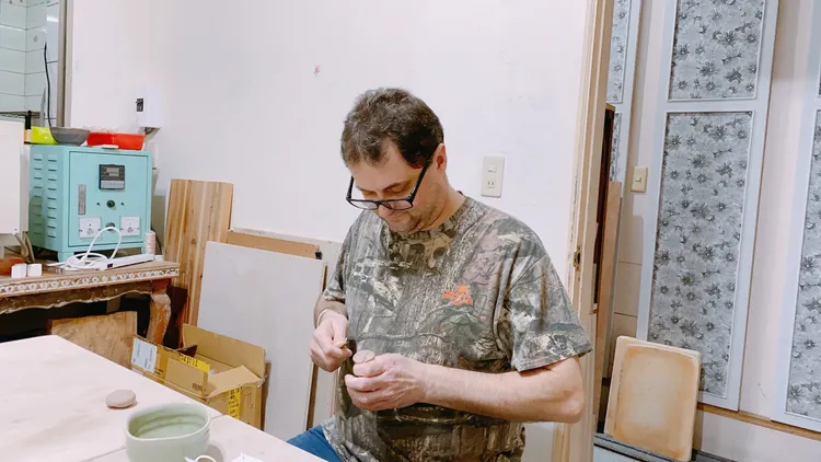 來自美國俄亥俄州的陶藝家布萊恩‧米薩維奇，是純藝術創作雙碩士，主修陶藝與雕塑創作，並輔修地質學，對於岩石與地殼的變化特別感興趣。移民署提供