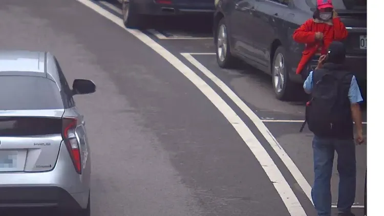 邱男(右下方)出面取款。桃園警分局提供