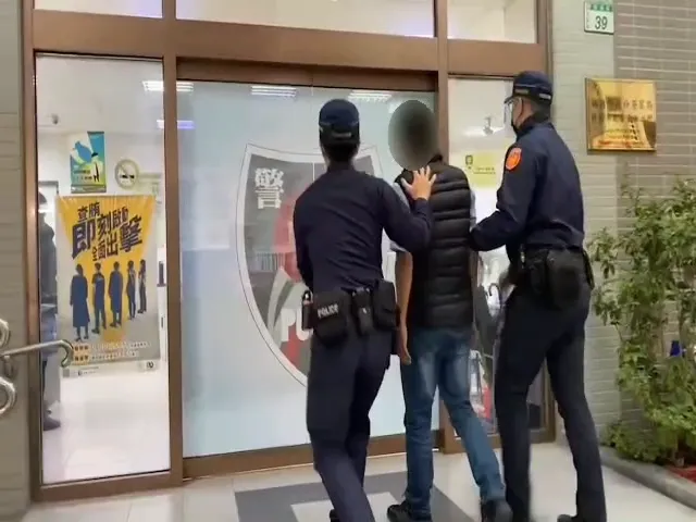 邱男被帶回派出所。桃園警分局提供