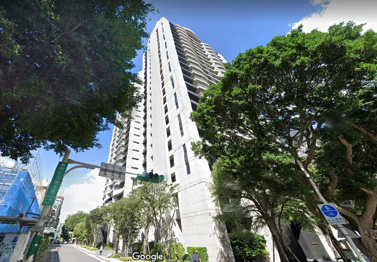 興南實業集團為華固名鑄地主戶，今年10月轉手2戶給關係法人。翻攝googlemap