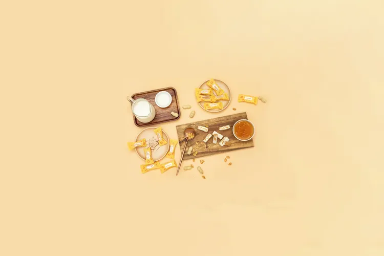 禮盒內含花生牛軋糖、古早味娃娃糖心酥和木盤1個。業者提供