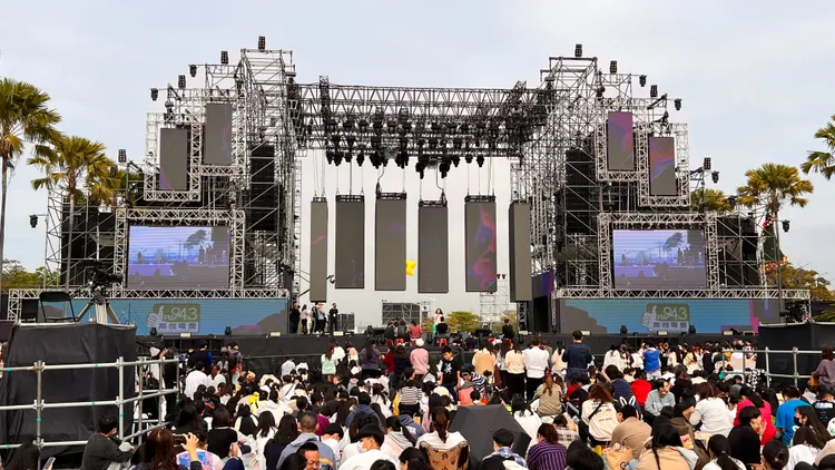 2023高雄跨年《亞灣未來市演唱會》，今晚在高雄夢時代旁舉行，下午已有粉絲提早卡位。侯昌騰攝