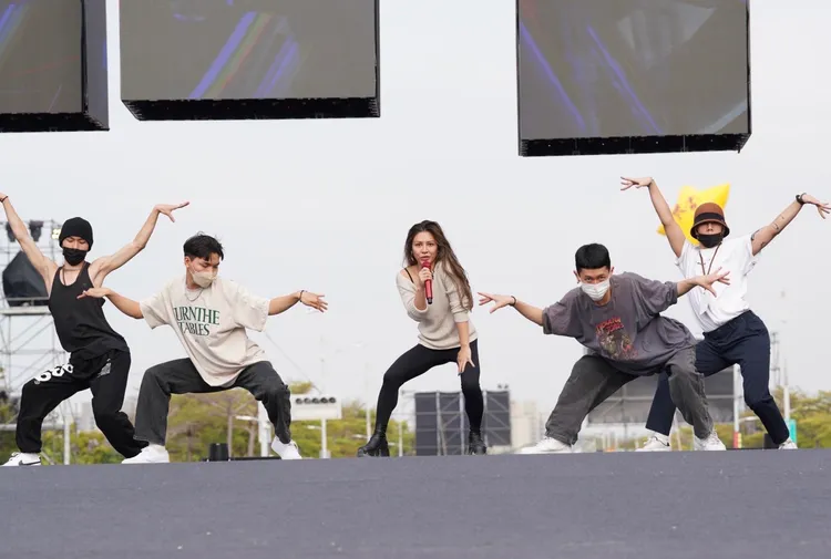 金曲歌后「艾怡良」下午在高雄夢時代跨年演唱會舞台彩排。讀者提供