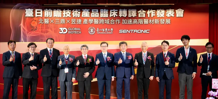 陳時中(右５)昨以校友身分出席台北醫學大學活動。北醫提供