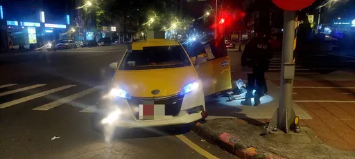 新北小黃毒駕自撞 太誇張!後座還有酒醉昏睡乘客