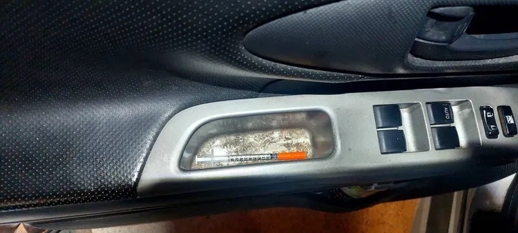警方在計程車上發現的毒品注射針筒。翻攝畫面