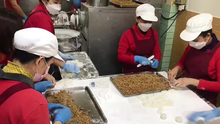 員工雙手忙著包麻糬。孫英哲攝