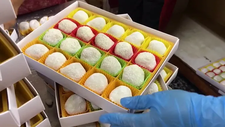 盒裝麻糬可即食，也方便用來拜拜。孫英哲攝