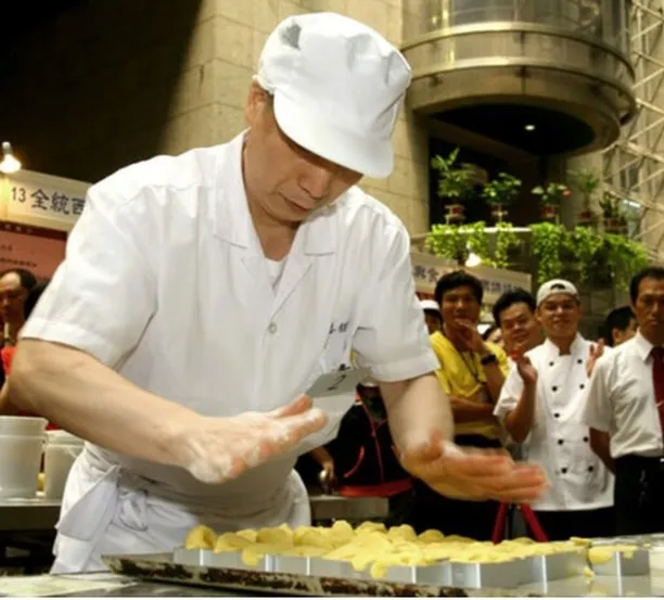 佳德鳳梨酥社群今天貼出老師傅照片。翻攝自佳德鳳梨酥臉書