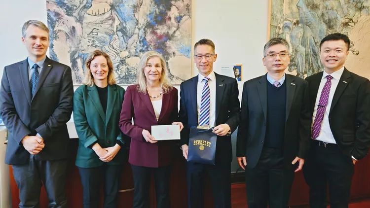 清華代表團拜訪柏克萊加大副校長科恩(左三)。清大提供