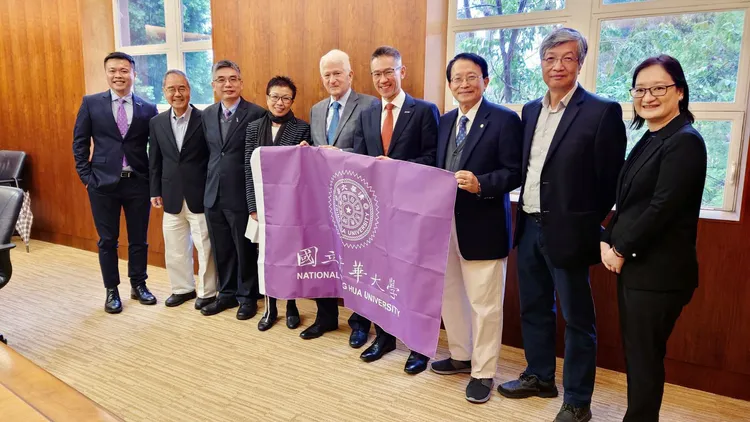 清大校長高為元(右四)與半導體學院副院長賴志煌(左三)率代表團拜訪洛杉磯加大。清大提供