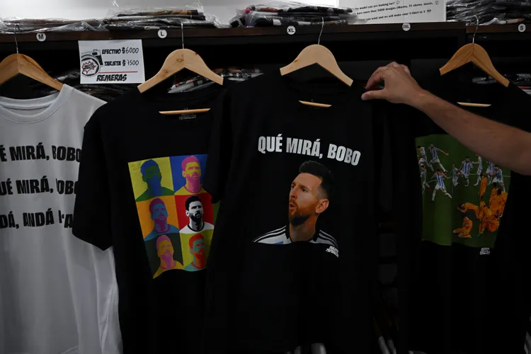 市面上出現梅西飆罵荷蘭球員的T恤。   法新社